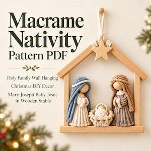 Puede incluir: Un colgante de pared de natividad de macramé con tres figuras en un marco de establo de madera con una estrella en la parte superior. El texto dice Macrame Nativity Pattern PDF, Holy Family Wall Hanging, Christmas DIY Decor, Mary Joseph Baby Jesus in Wooden Stable.