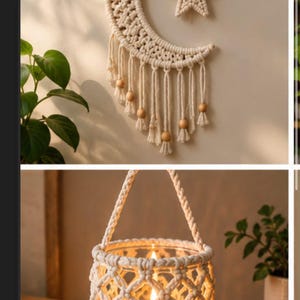 Op de afbeelding: Een cr&egrave;mekleurige macram&eacute; wandhanger in de vorm van een halve maan met een bungelende ster en houten kralen, en een cilindrische glazen kaarsenhouder omwikkeld met een cr&egrave;mekleurig macram&eacute; net met een gevlochten handvat en een brandende kaars.