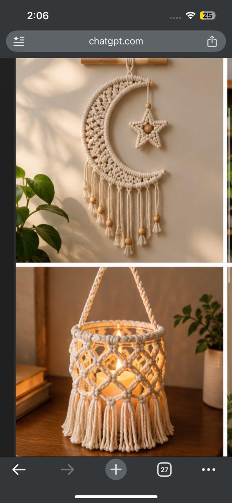 Op de afbeelding: Een cr&egrave;mekleurige macram&eacute; wandhanger in de vorm van een halve maan met een bungelende ster en houten kralen, en een cilindrische glazen kaarsenhouder omwikkeld met een cr&egrave;mekleurig macram&eacute; net met een gevlochten handvat en een brandende kaars.