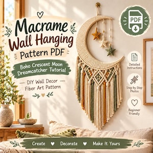 Op de afbeelding: Een digitaal PDF-patroon voor een macramé wandhanger met een halve maan ontwerp en hangende steraccenten. De tekst luidt Macrame Wall Hanging Pattern PDF, Boho Crescent Moon Dreamcatcher Tutorial, DIY Wall Decor, Fiber Art Pattern.