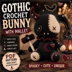 Könnte beinhalten: Eine Häkel-Hasenpuppe in Schwarz und Creme mit einem Knopfauge, einem Hammer-Accessoire und einem Halbmond-Aufnäher. Der Text lautet GOTHIC CROCHET BUNNY WITH MALLET, PDF PATTERN INSTANT DOWNLOAD, CREEPY CUTE, HANDMADE, UNIQUE DESIGN, PERFECT GIFT, SPOOKY, CUTE, UNIQUE.