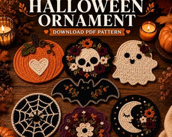 Op de afbeelding: Een verzameling van zes gehaakte Halloween-ornamenten met een pompoen met hartje, een bloemige schedel, een spookje, een vleermuis met bloemen, een spinnenweb en een maansikkel met bloemen. Tekst Bundle of HALLOWEEN ORNAMENT DOWNLOAD PDF PATTERN.