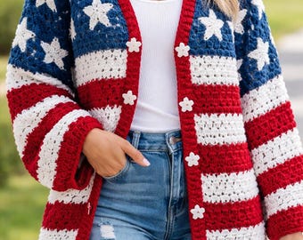 Op de afbeelding: Een gehaakt vest in rood, wit en blauw, met een ontwerp dat doet denken aan de Amerikaanse vlag. De blauwe delen hebben witte steraccenten en de mouwen tonen rood-witte strepen. Het vest heeft bloemvormige knopen.