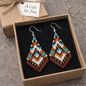 Padrão geométrico de brincos boho com miçangas