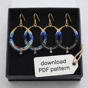 Puede incluir: Un letrero de madera rústica con el texto "Welcome to our home" en letras blancas. El letrero presenta un acabado envejecido y un diseño sencillo y acogedor, perfecto para la decoración de la puerta principal.