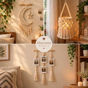 Op de afbeelding: Een macram&eacute;set bestaande uit een wandhanger in de vorm van een maan en ster, een hangende lantaarn met een gevlochten netontwerp en een fotohouder met drie verticale strengen, gemaakt van off-white koord met houten kralen.