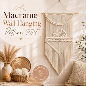 Könnte beinhalten: Ein Makramee-Wandbehang-Muster als PDF mit einem cremefarbenen Wandbehang aus Fasern mit geometrischem Design, der an einem Holzstab hängt. Der Text lautet Macrame Wall Hanging Pattern PDF und Easy to Follow Step-by-Step mit einem Herz.