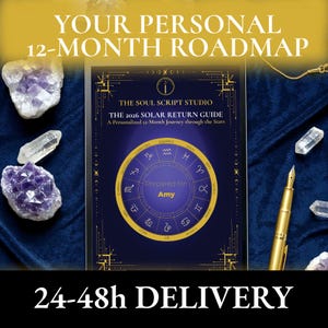 Op de afbeelding: Een gepersonaliseerde 2026 Solar Return Guide met de tekst "Your Personal 12-Month Roadmap". De gids bevat een dierenriemwiel en is voorbereid voor "Amy". De afbeelding bevat amethistkristallen, bergkristal en een gouden pen.