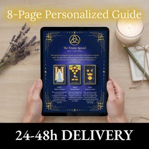 Op de afbeelding: Een tablet met een tarotkaartlezing, getiteld "The Trinity Spread", met drie kaartillustraties. De tekst "8-Page Personalized Guide" staat bovenaan. Een brandende kaars, een pen en gedroogde lavendel zijn ook zichtbaar.