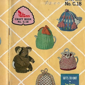 Peut inclure: Une couverture de livre d'artisanat avec un fond jaune et un motif de grille blanche. La couverture présente un logo rose avec le mot "Patons" et le texte "Craft Book No. C.18". La couverture comprend également des images d'articles tricotés, notamment une poupée, un chauffe-théière et un koala.