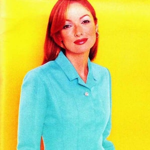 Peut inclure: Un patron de couture Vogue Patterns avec un design Lagerfeld. L'image montre une femme portant un blazer turquoise et une jupe blanche, et un tailleur rouge. Le numéro de patron est 1910, tailles 8-10-12. Le texte "JAN-FEB 97" est visible.