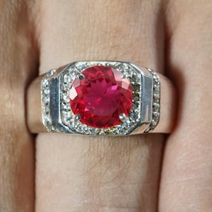 Puede incluir: Un juego de tres tazas de cerámica con un acabado mate moteado. Las tazas son de color crema, gris claro y gris oscuro. Cada taza tiene un diseño simple y minimalista y un asa redondeada.