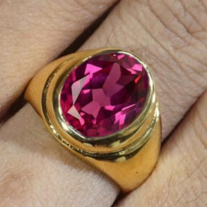 Puede incluir: Un juego de tres tazas de cerámica con un acabado mate moteado. Las tazas son de color crema, gris claro y gris oscuro. Cada taza tiene un diseño simple y minimalista y un asa redondeada.