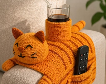 Organizador de reposabrazos de sofá con forma de gato de ganchillo con portavasos, soporte para mando a distancia, decoración adorable de gato, almacenamiento para la sala de estar, idea de regalo.