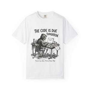 Könnte beinhalten: Ein Set aus drei Keramikbechern mit gesprenkelter, matter Oberfläche. Die Becher sind in Creme-, Hellgrau- und Dunkelgrautönen gehalten. Jeder Becher hat ein schlichtes, minimalistisches Design.