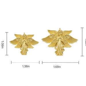 K&ouml;nnte beinhalten: Zwei goldfarbene Engelsfiguren. Der kleinere Engel ist 2,7 cm hoch und 3,5 cm breit. Der gr&ouml;&szlig;ere Engel ist 3,3 cm hoch und 4,3 cm breit. Beide Engel haben ausgebreitete Fl&uuml;gel und beten.