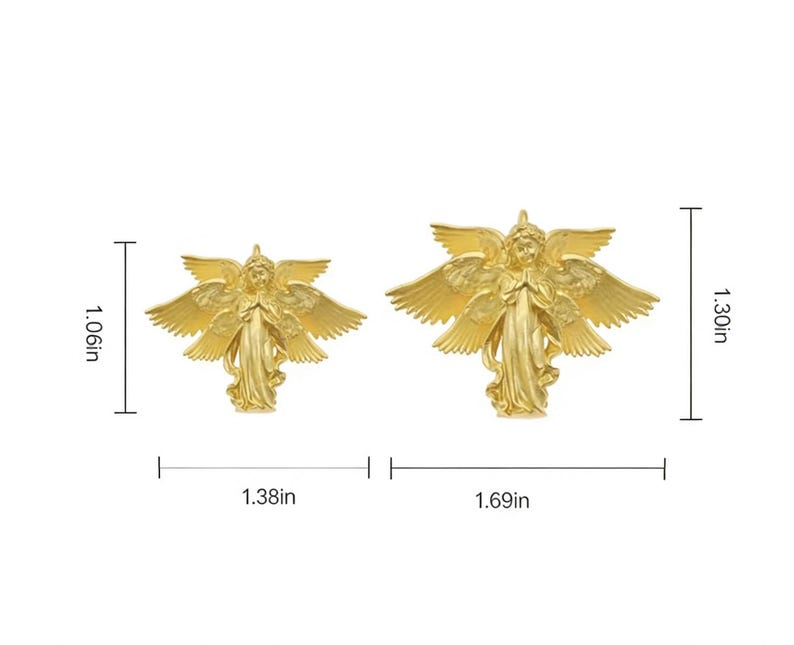 K&ouml;nnte beinhalten: Zwei goldfarbene Engelsfiguren. Der kleinere Engel ist 2,7 cm hoch und 3,5 cm breit. Der gr&ouml;&szlig;ere Engel ist 3,3 cm hoch und 4,3 cm breit. Beide Engel haben ausgebreitete Fl&uuml;gel und beten.