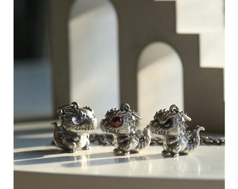 Original Silber Godzilla Halskette - Süßer Chibi Kaiju Anhänger - 925 Sterling Silber Monster Halskette für Männer & Frauen - Retro Mythisches Tier