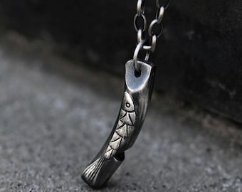 Collar con colgante de silbato de pez koi con cuerno de la suerte, plata pura 999, dije de silbato funcional, joyería grunge de vanguardia oscura, regalo para hombres.