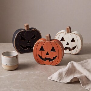 Kürbislaterne aus Holz, Halloween-Tischdeko für die gruselige Jahreszeit Bild 2
