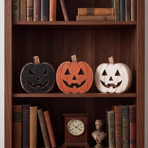 Kürbislaterne aus Holz, Halloween-Tischdeko für die gruselige Jahreszeit Bild 5