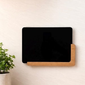 Tablet (bijv. iPad) wandhouder van massief eikenhout – minimalistisch en zwevend