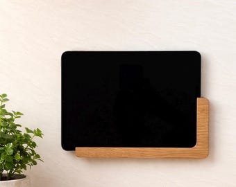 Tablet (z.B. iPad) Wandhalterung aus massiver Eiche – minimalistisch & schwebend