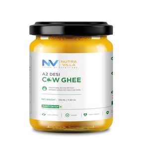 Op de afbeelding: Een pot A2 Desi Cow Ghee met een zwart deksel. De pot bevat een gele vloeistof. Het etiket bevat de tekst "NUTRA VILLA", "A2 DESI COW GHEE" en "NETTO GEWICHT: 350 ml".
