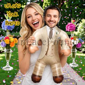 Könnte beinhalten: Ein neuartiger Artikel in Form eines Bräutigams in einem beigen Anzug, gehalten von einer lächelnden Frau. Der Artikel hat ein cartoonartiges Design mit einem Gesichtsausschnitt. Der Text auf dem Bild lautet "UPLOAD YOUR PHOTO". Bunte Blumen und Konfetti im Hintergrund.