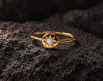 Sonnenopal-Ring aus Sterlingsilber, zierlicher Ring mit himmlischem Sternenmuster, minimalistischer kosmischer Schmuck für Frauen, ideales Geschenk für jeden Tag.