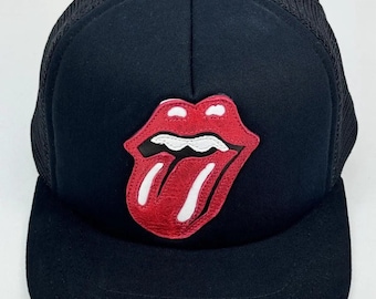 Cappellino street style con logo sulla lingua | Cappellino trucker snapback nero | Moda grafica grintosa | Cappello casual unisex