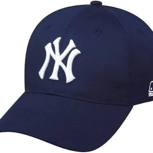 Könnte beinhalten: Marineblaue Baseballkappe mit dem weißen "NY"-Logo der New York Yankees. Die Kappe hat einen gebogenen Schirm und eine strukturierte Krone. Das MLB-Logo ist auf der Seite sichtbar.