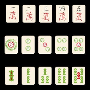 Op de afbeelding: Een verzameling ivoorkleurige Mahjong-tegels met rode en groene symbolen. De tegels tonen Chinese karakters, bloemmotieven en stippatronen. De achtergrond is effen zwart.