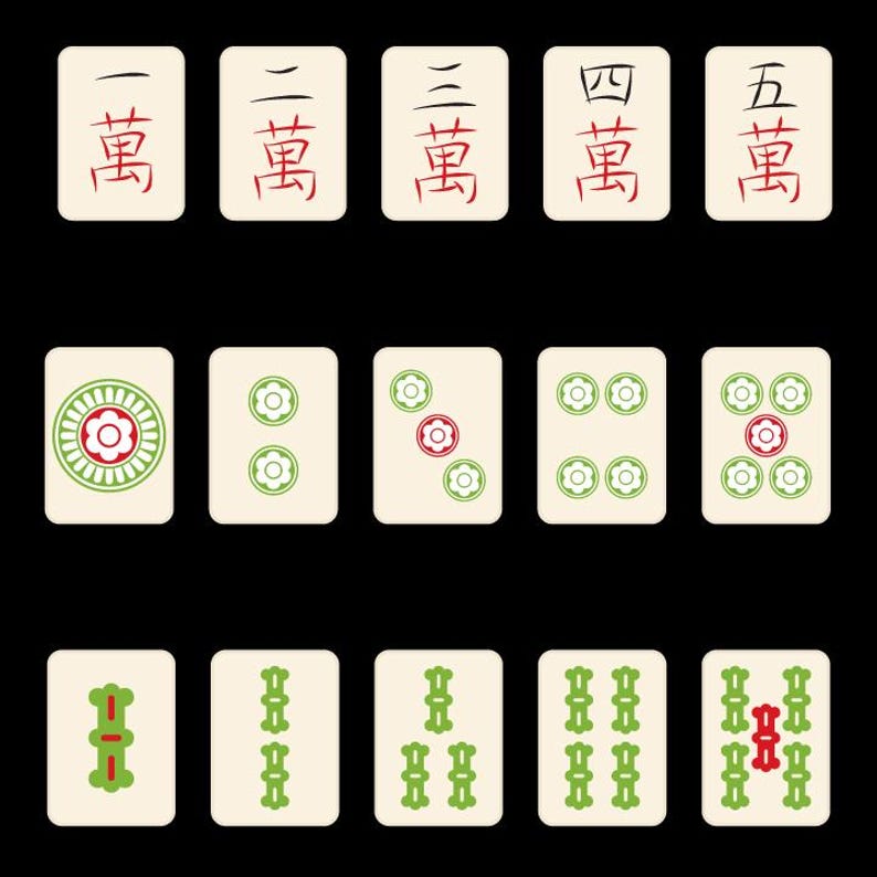 Op de afbeelding: Een verzameling ivoorkleurige Mahjong-tegels met rode en groene symbolen. De tegels tonen Chinese karakters, bloemmotieven en stippatronen. De achtergrond is effen zwart.