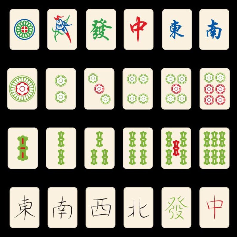 Op de afbeelding: Een verzameling ivoorkleurige Mahjong-tegels met diverse symbolen en karakters in rood, groen en blauw. De tegels tonen bloemmotieven, Chinese karakters en numerieke representaties, tegen een zwarte achtergrond.