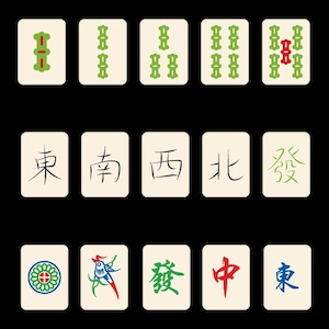 Op de afbeelding: Een verzameling Mahjong-tegels op een zwarte achtergrond. De tegels zijn gebroken wit met groene, rode, blauwe en zwarte symbolen en karakters. De tegels bevatten verschillende ontwerpen, waaronder bamboe, draken en windrichtingen.