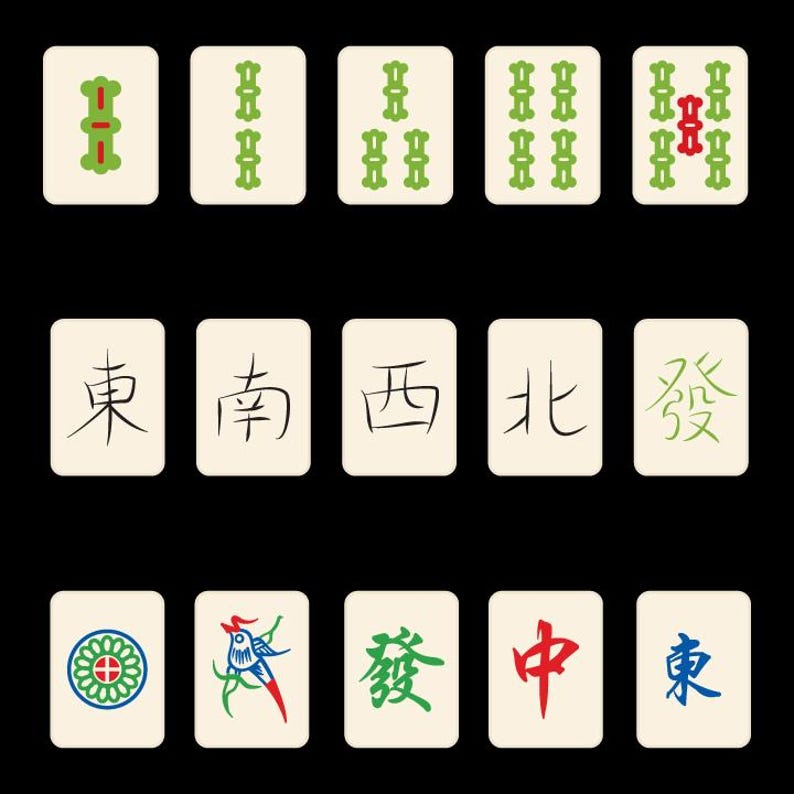 Op de afbeelding: Een verzameling Mahjong-tegels op een zwarte achtergrond. De tegels zijn gebroken wit met groene, rode, blauwe en zwarte symbolen en karakters. De tegels bevatten verschillende ontwerpen, waaronder bamboe, draken en windrichtingen.