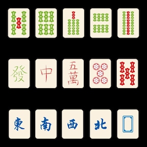 Op de afbeelding: Een verzameling Mahjong-tegels, elk met unieke symbolen en markeringen. De tegels tonen verschillende combinaties van groene, rode en zwarte symbolen op een cr&egrave;mekleurige achtergrond. De tegels zijn geplaatst tegen een zwarte achtergrond.