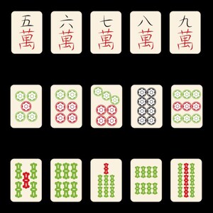 Op de afbeelding: Een verzameling ivoorkleurige Mahjong-tegels met rode en groene symbolen en Chinese karakters. De tegels zijn in rijen gerangschikt en tonen verschillende symbolen en cijfers, voor spelers.