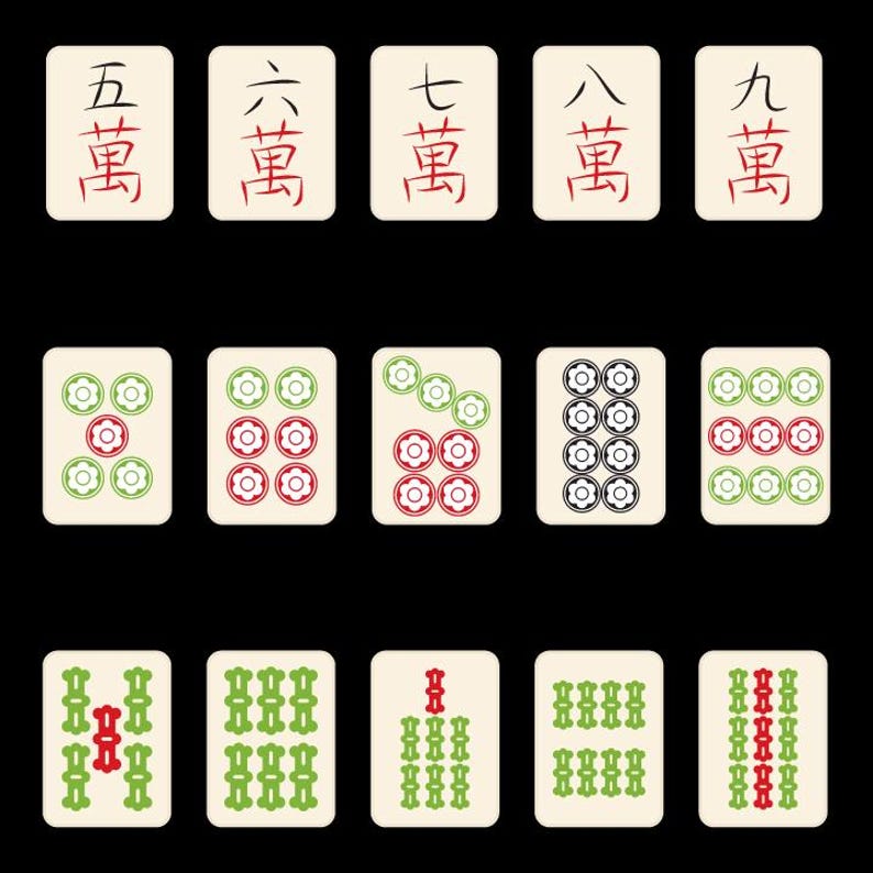 Op de afbeelding: Een verzameling ivoorkleurige Mahjong-tegels met rode en groene symbolen en Chinese karakters. De tegels zijn in rijen gerangschikt en tonen verschillende symbolen en cijfers, voor spelers.