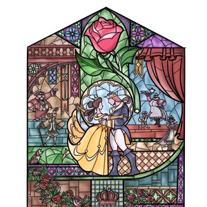 Può includere: Illustrazione di vetrata raffigurante una scena romantica di una fiaba. Una coppia balla in una cornice circolare, circondata da altri personaggi e una grande rosa rossa. L'opera d'arte utilizza una varietà di colori ed è incorniciata da un bordo decorativo.