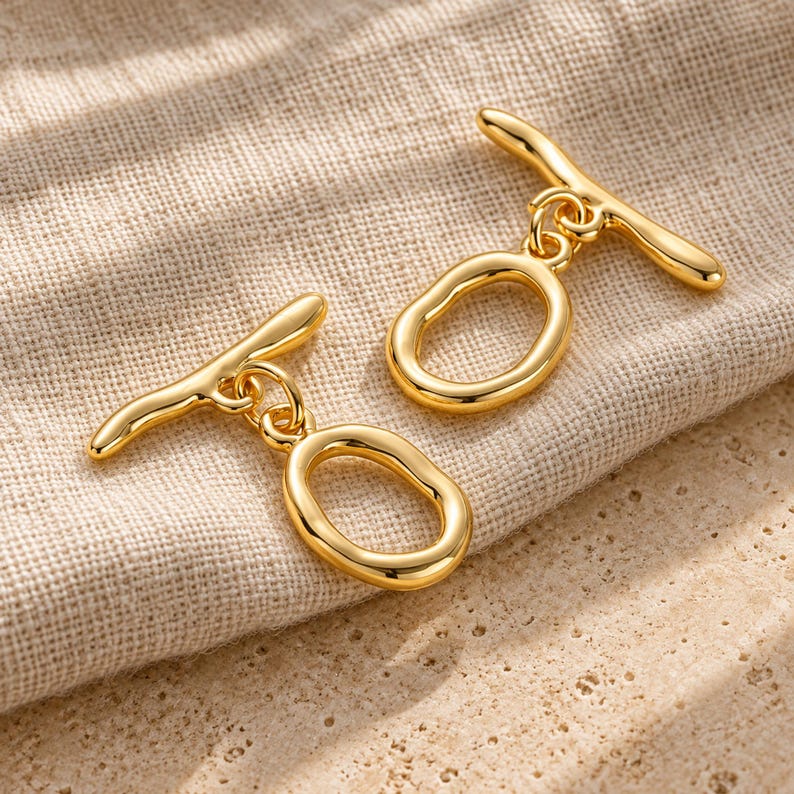 Gold-tone brass oval toggle clasps. Textured hero view. ring 20 x 12.5mm; T-bar 23.8mm. Buyer pack: 4 complete clasp sets.