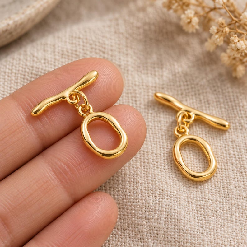 Gold-tone brass oval toggle clasps. Scale reference preview. ring 20 x 12.5mm; T-bar 23.8mm. Buyer pack: 4 complete clasp sets.