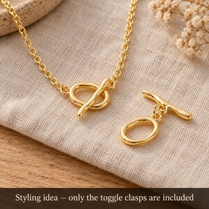 Gold-tone brass oval toggle clasps. Styling idea; finished jewellery is not included. ring 20 x 12.5mm; T-bar 23.8mm. Buyer pack: 4 complete clasp sets.