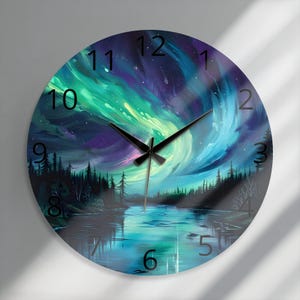 Pode incluir: Um relógio de parede redondo com uma ilustração vibrante da aurora boreal sobre uma floresta escura e um rio reflexivo. O mostrador exibe números pretos de 1 a 12 e inclui dois ponteiros pretos para indicar as horas contra o céu noturno.