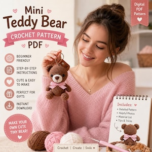 Könnte beinhalten: Eine Frau hält einen kleinen, gehäkelten braunen Teddybären mit einer rosa Schleife. Das Bild wirbt für ein "Mini Teddy Bear Crochet Pattern PDF" mit Anleitungen, Fotos und einer Materialliste. Der Text sagt auch "Make your own cute tiny bear!"