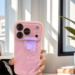 Puede incluir: Una taza de cerámica blanca con un asa negra y el texto "But First, Coffee" en negrita negra. La taza está sobre una superficie de madera. La taza mide aproximadamente 10 cm de alto.