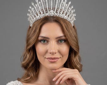 Coroa de noiva luxuosa com zircônias | Tiara de casamento com cristais prateados | Acessório de cabelo marcante para princesas | Elegante acessório de cabelo com strass para noivas