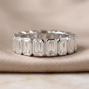 Anillo de eternidad con diamantes cultivados en laboratorio de talla esmeralda, anillo de boda de oro macizo con engaste biselado, anillo de eternidad completo, anillo apilable, regalo de aniversario