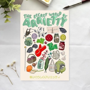 Peut inclure: Illustration fantaisiste intitul&eacute;e "Le Monde Secret d'Arrietty" avec divers objets miniatures, comme une tasse, un panier de laine et une chaussure rouge. L'&oelig;uvre comprend du texte japonais et des dessins color&eacute;s de style cartoon.